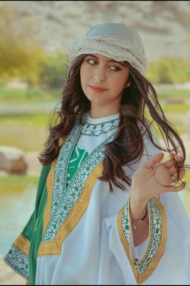 بشت بتطريز اخضر وكلفه ذهبي